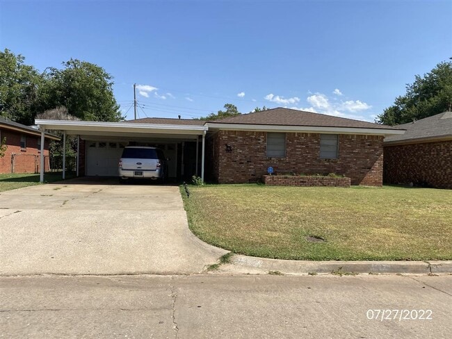 Building Photo - Great 3 bd/1.5 ba Home - Lots of Built-in Storage