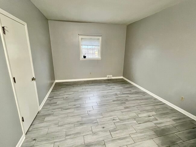 Living Room - 2422 Ligonier St Unit 2B