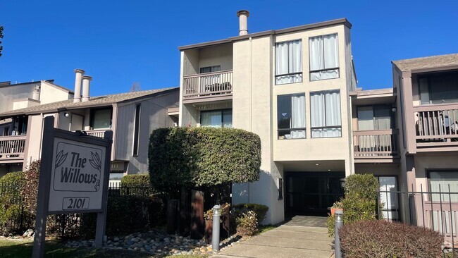 Building Photo - 2101 Shoreline Drive #439 - 30% Rental Fee