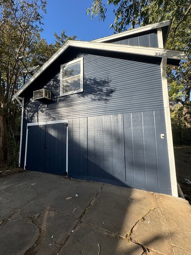 Building Photo - 11th Rentals Unit 209 11th 1/2 Garage Apt