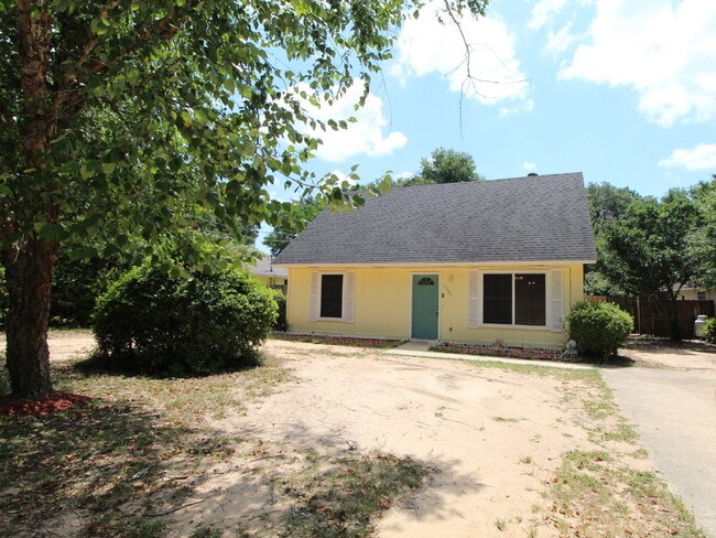 Building Photo - Available 8/15 – Charming 3BR/2BA Milton H... Rental