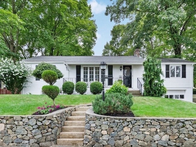 Building Photo - 77 Cabot St