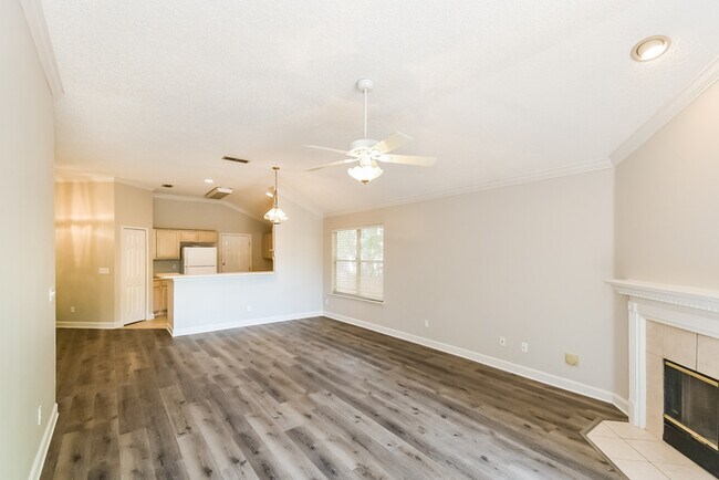 Photo - 884 Putters Green Way N