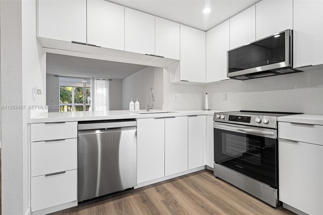 Photo - 901 NE 14th Ave Unidad 205