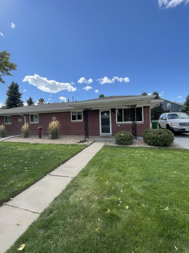 Frente - 4665 Field St