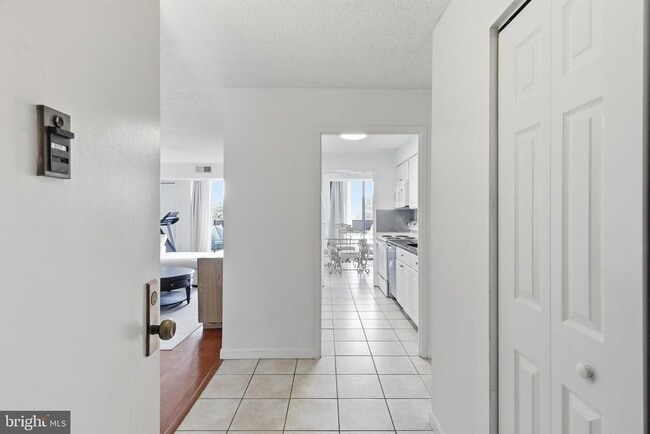 Building Photo - 5300 Holmes Run Pkwy Unit 607
