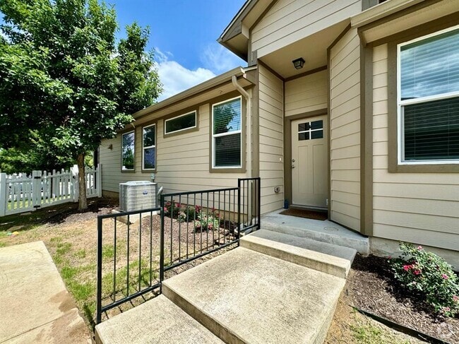 Building Photo - 1701 Logan Dr Rental