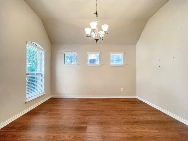 Photo - 2468 Millbrook Loop