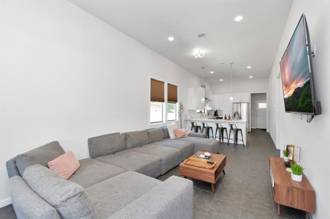 Photo - 3439 Reeves St