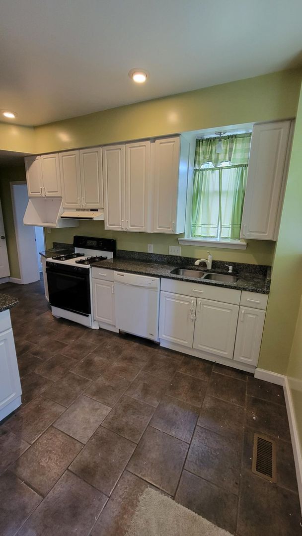 Gorgeous Renovated 5 Bedroom with Tons of ... - Gorgeous Renovated 5 Bedroom with Tons of ... Townhome