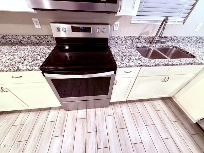 Photo - 937 N Wedgewood Dr