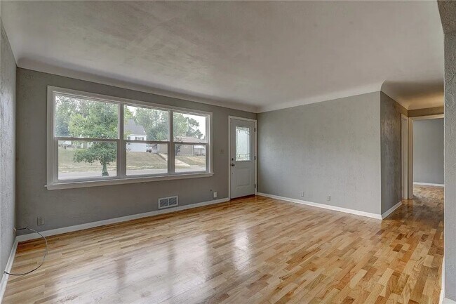 Photo - 2110 F Ave NE