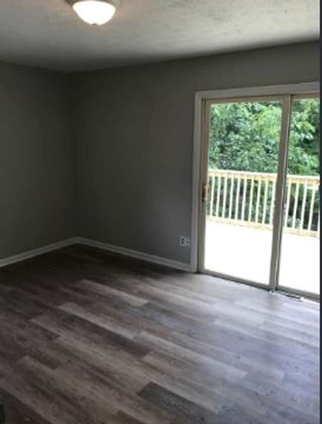 Photo - 653 Bishop Dr