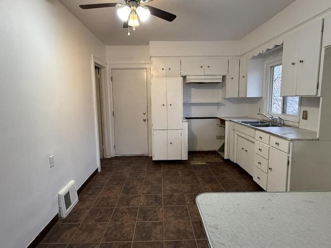 Photo - 952 Markham St