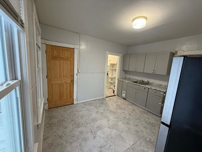 190 Oak St Unit 2nd Fl