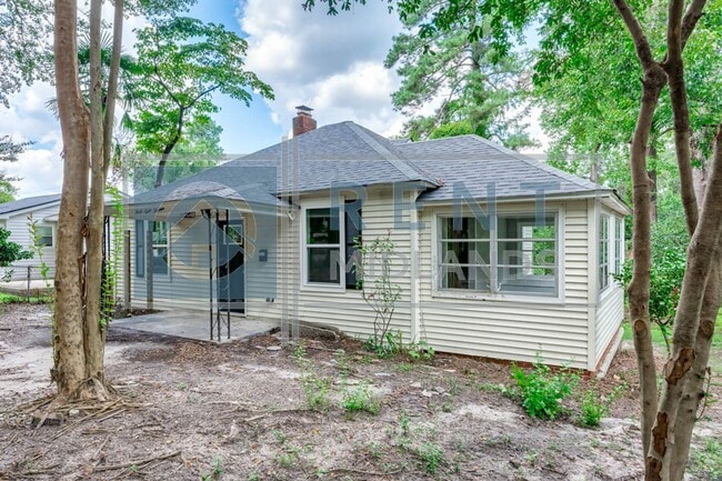 Building Photo - House Available in Rosewood!