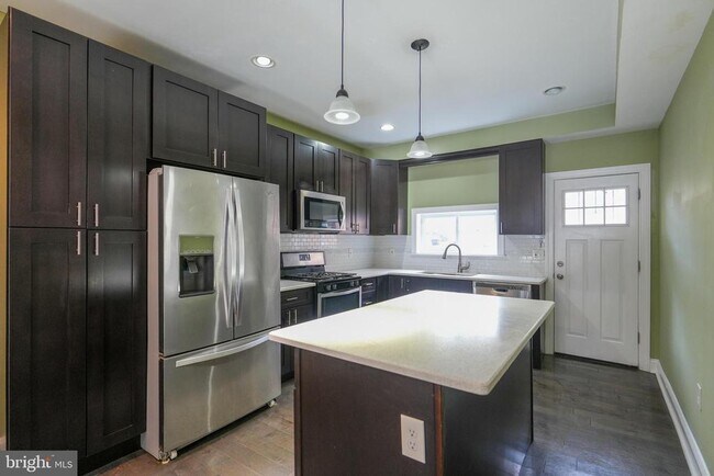 Photo - 2633 Tasker St