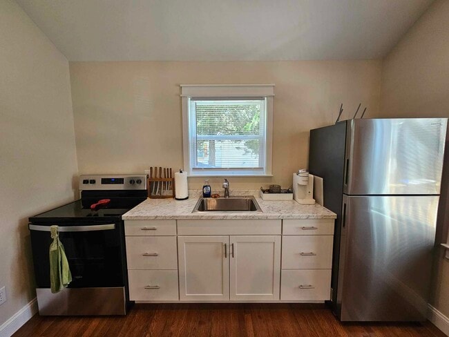 Photo - 1565 N May St