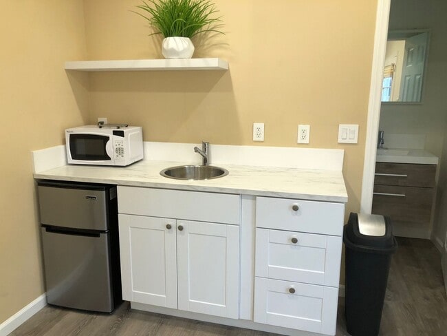 Photo - Tarzana- High End Compact Side House Studio