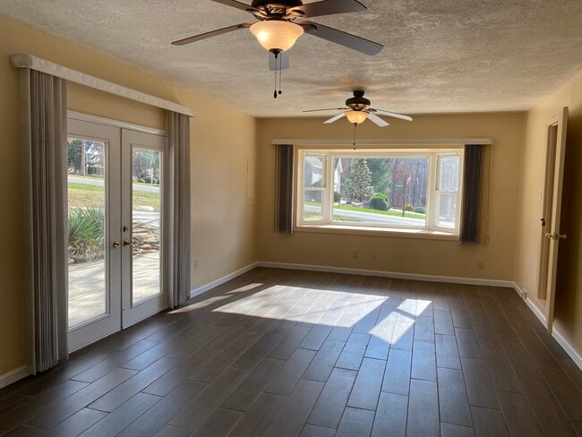 Photo - 313 St George Dr