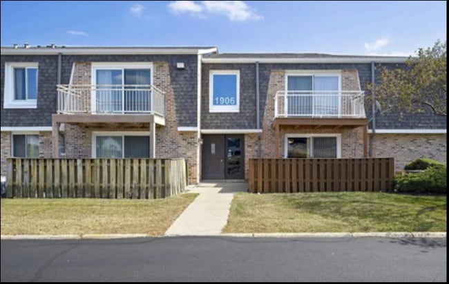 Front of Building - 1906 Plum Grove Rd Unit Kings Walk