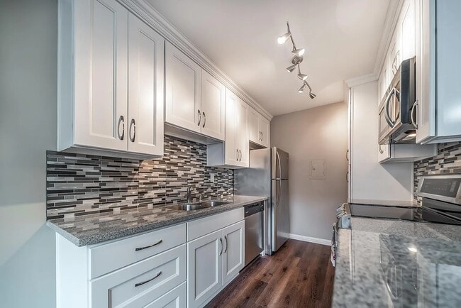 Building Photo - 5328 Newcastle Ave Unit 30