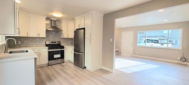 Building Photo - 272 Montrose Dr Unit MONTROSE APT B