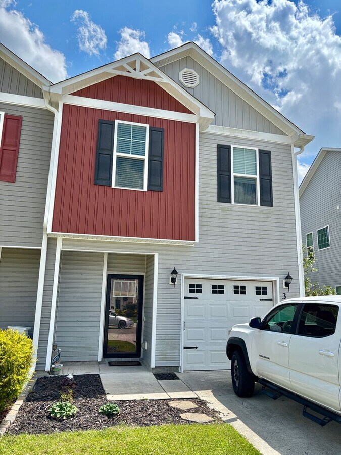 Spacious & Renovated 3 Bed Townhome w/ Garage - Spacious & Renovated 3 Bed Townhome w/ Garage