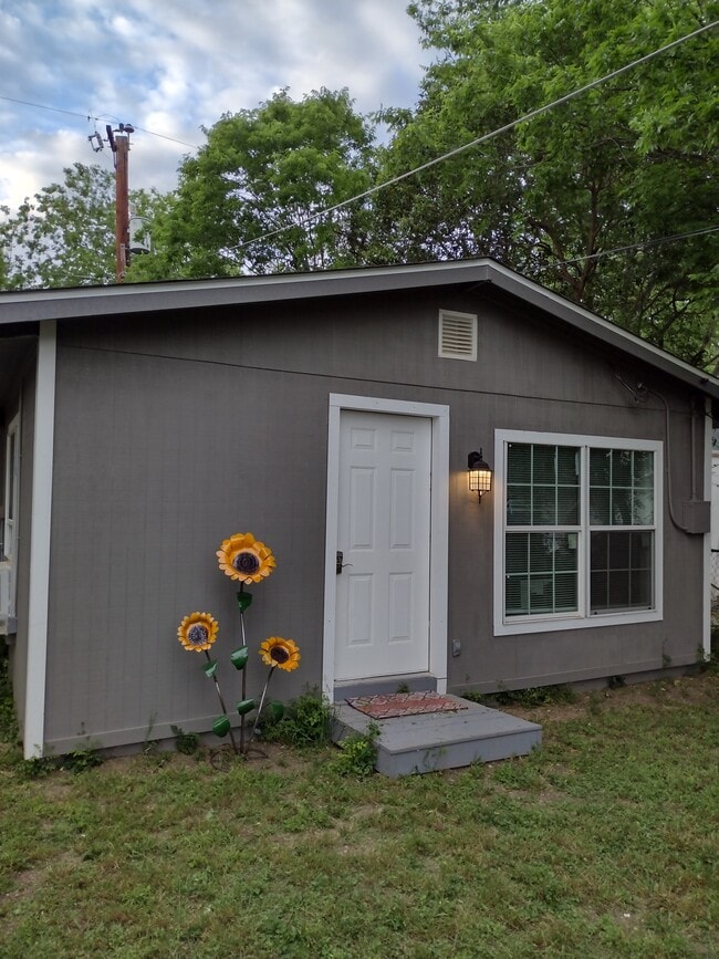 Photo - 611 Burwood Ln