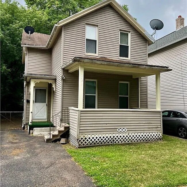 Building Photo - Move in Ready 4 Bedroom 1 1/2 bath house Available