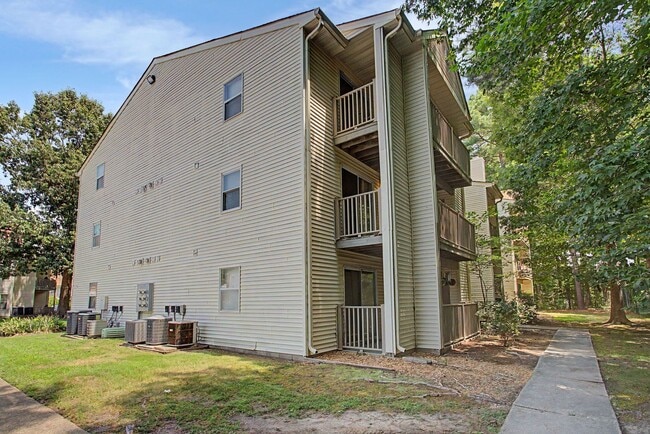 Building Photo - 540 Pineland Cir Unit 201