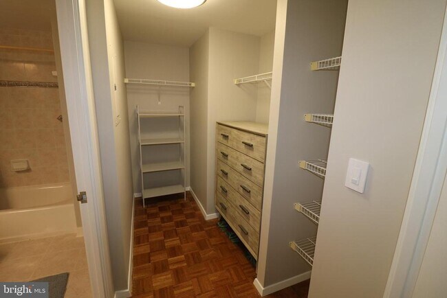 Photo - 7111 Woodmont Ave Unidad 415