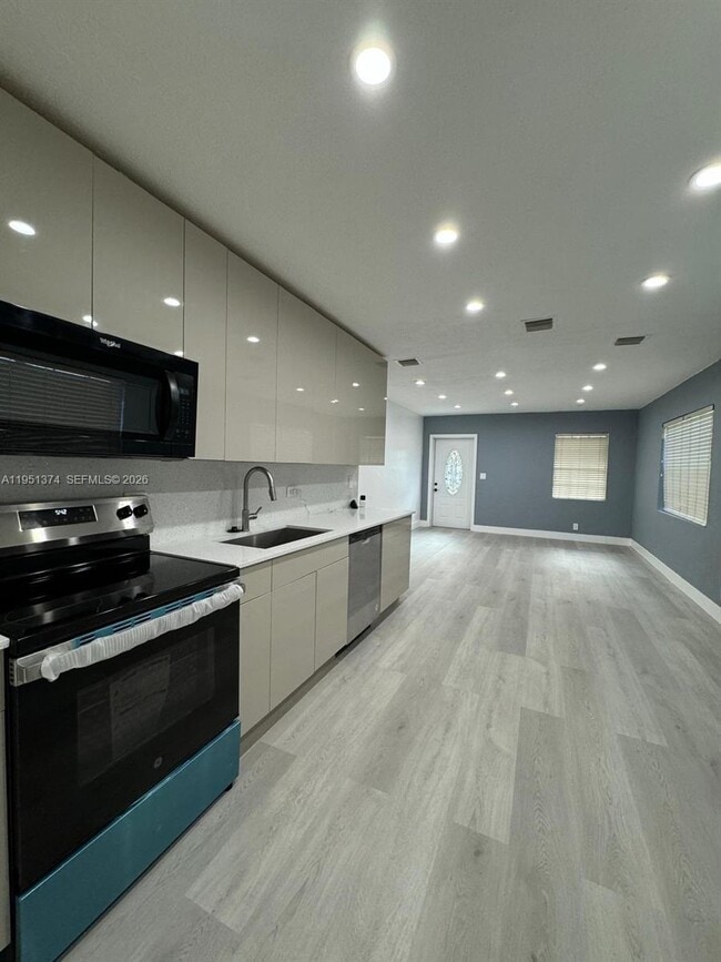 Photo - 635 N 28th Ave