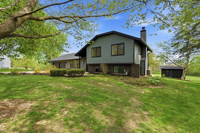 Photo - W309S10340 Knoll Ct