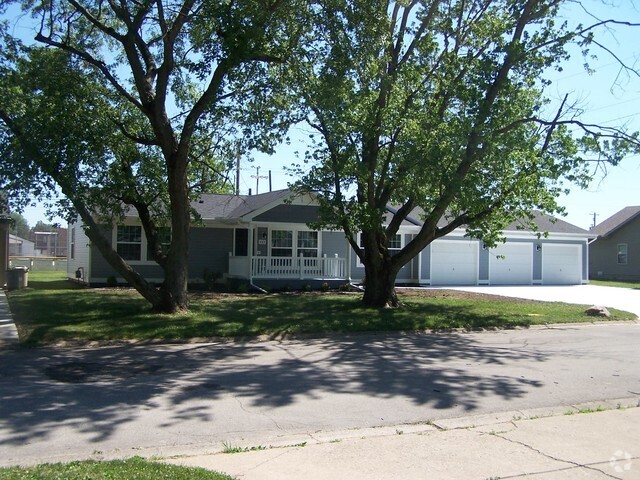 Building Photo - 122 Larkspur Dr Rental
