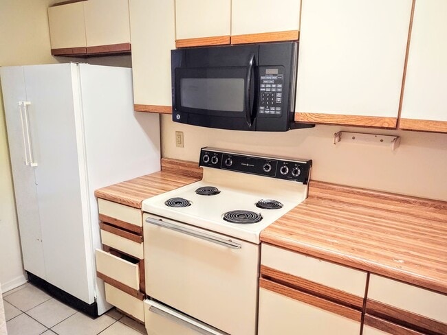 Building Photo - 606 W Collins St Unit 1