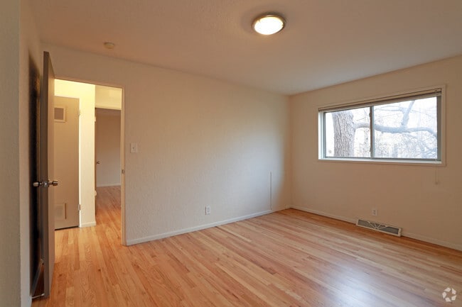 2BR, 1BA - 920 SF