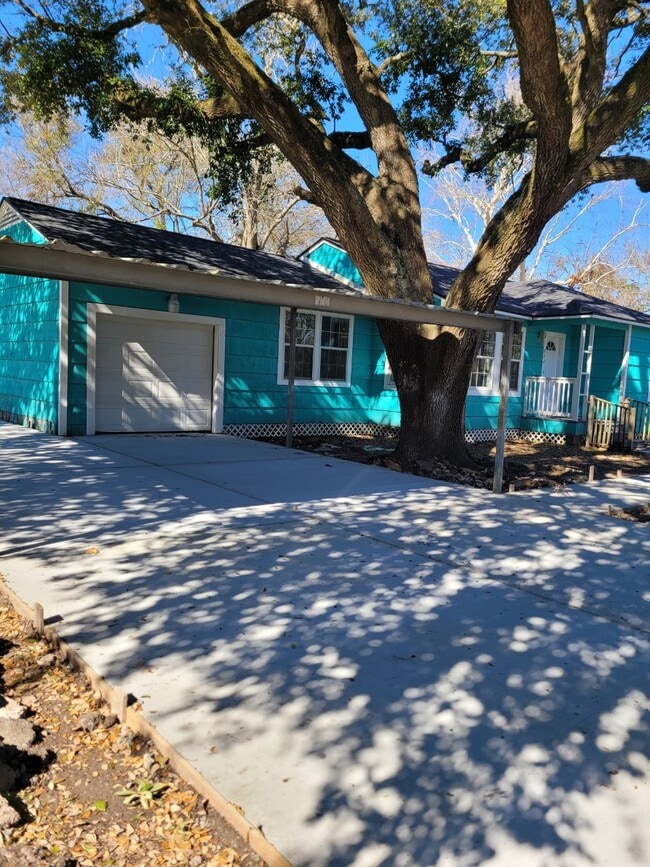 Photo - 822 Retama St