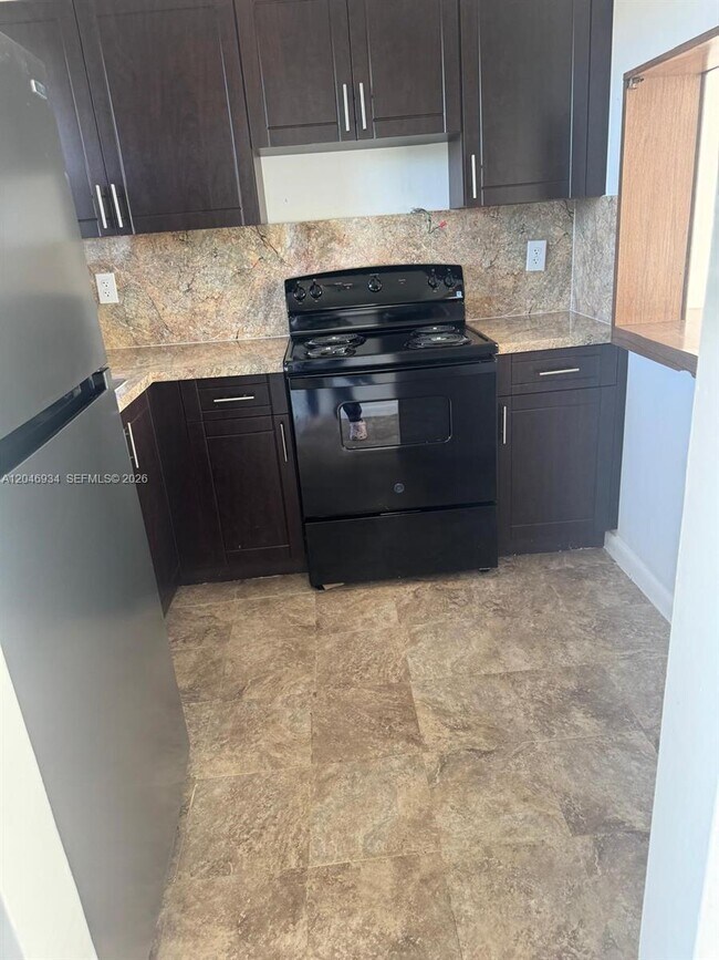 Building Photo - 13725 NE 6th Ave Unit 402