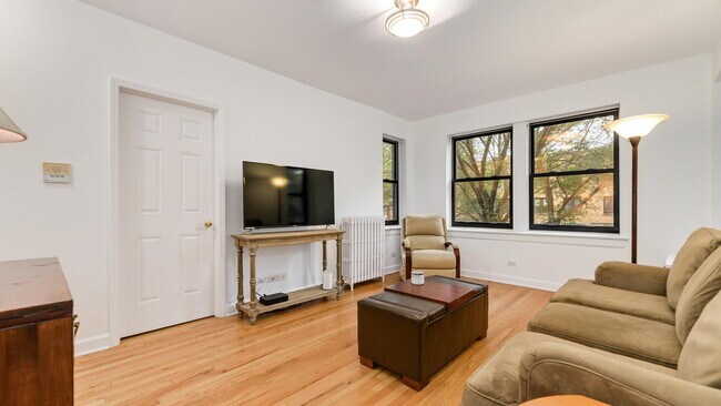 1850 W Lunt Ave Unit 2