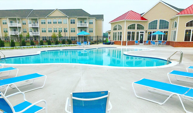 Pool deck - Leander Lakes Apartments