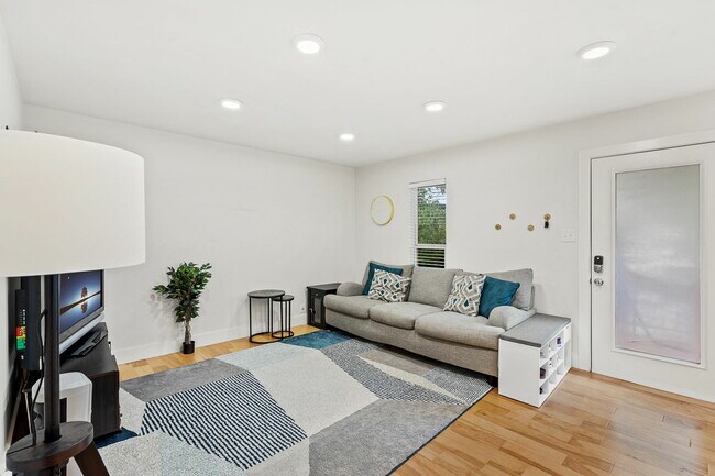Photo - 5820 Berkman Dr Unit 216