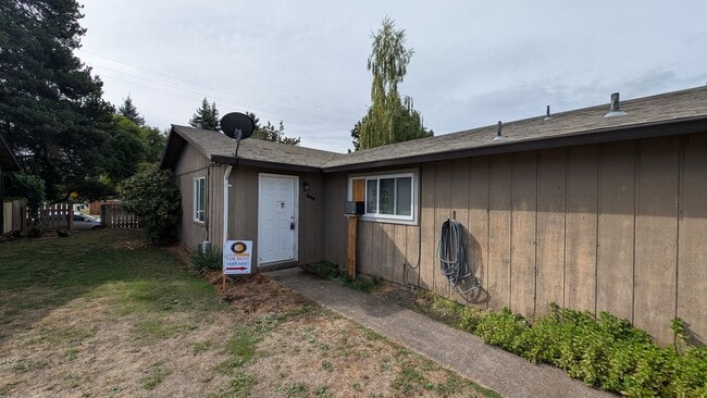 Building Photo - 2 bedroom 1 bath single level duplex