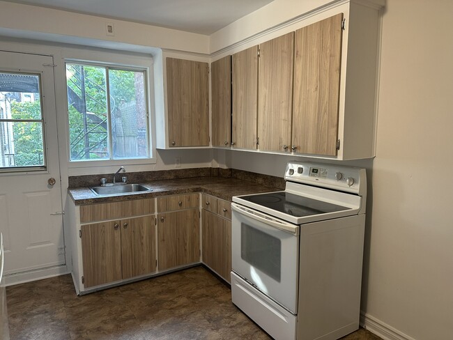 Kitchen - 3414 rue Iberville