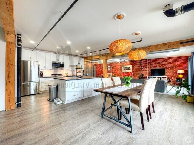 Building Photo - Stunning & Spacious Downtown Condo