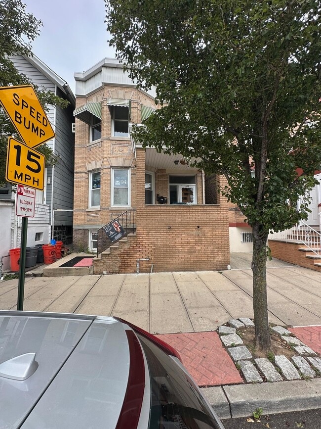Building Photo - 606 15th St Unit 2