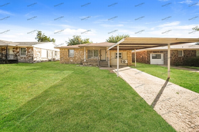 Building Photo - 302 E Coe Dr