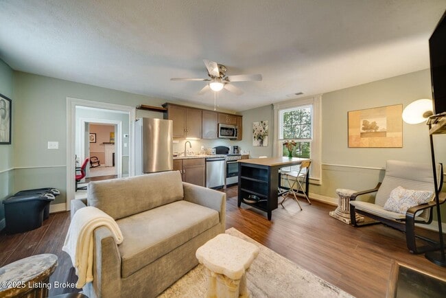 Photo - 11613 Main St