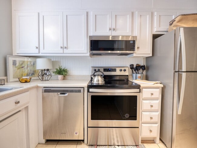 Building Photo - 2 Bedroom 1.5 Bathroom Townhome Near VSU