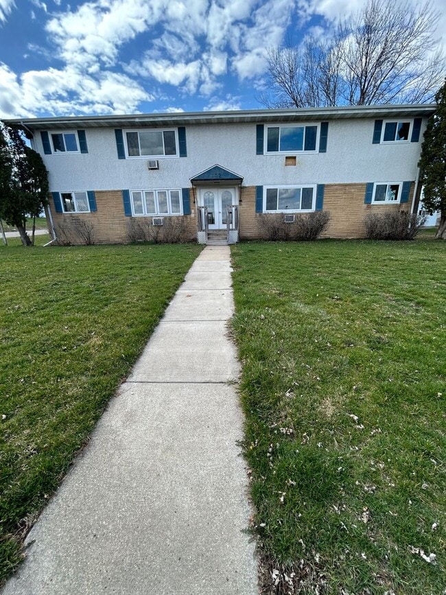 Building Photo - Recently Renovated 2 Bedroom Apartment Unit Apt 2